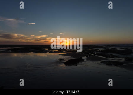 Sonnenuntergang an einem einsamen Strand in der Algarve, Portugal Stockfoto