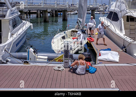 Yachting: Gruppe von Freunden, die ihre kleine Yacht für einen Segeltörn vorbereiten. Stockfoto