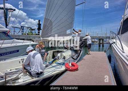 Yachting: Gruppe von Freunden, die ihre kleine Yacht für eine Bootstour vorbereiten. Stockfoto