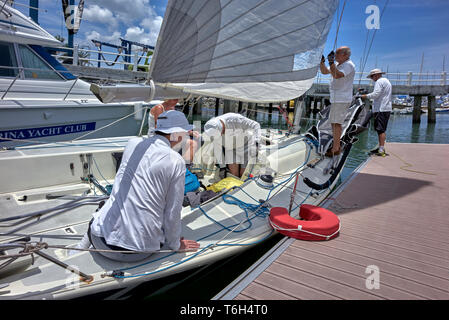 Yachting: Gruppe von Freunden, die ihre kleine Yacht für eine Bootstour vorbereiten. Stockfoto