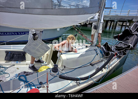 Yachting: Gruppe von Freunden, die ihre kleine Yacht für eine Bootstour vorbereiten. Stockfoto