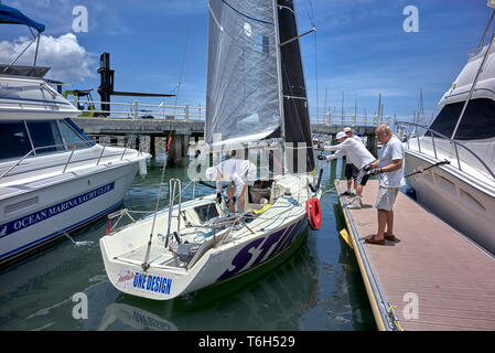 Yachting: Gruppe von Freunden, die ihre kleine Yacht für eine Bootstour vorbereiten. Stockfoto