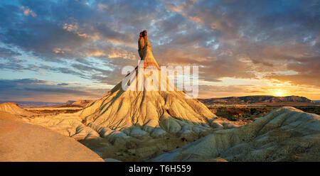 Castildeterra Felsformation in der bardenas Blanca Bereich der Bardenas Riales Naturpark, Navarra, Spanien Stockfoto