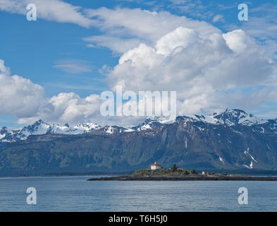 Eldred Rock Leuchtturm im Lynn Canal in Southeast Alaska im Sommer mit puffy Clouds. Stockfoto