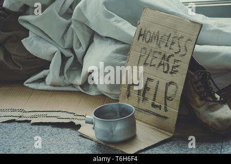 Die obdachlosen Mann war so müde schlief er saß in seinem Bereich. Stockfoto