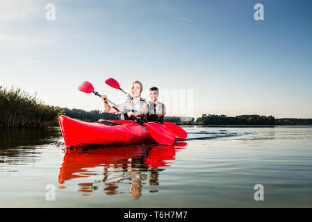 Junges Paar segeln Kajak Stockfoto