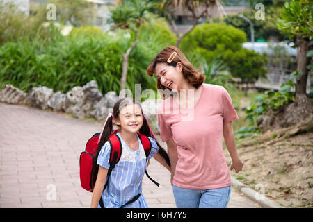 Mutter und Kind, Hände halten, in die Schule zu gehen Stockfoto