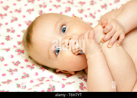 Nur BABY born 5 Monate alt essen eigenen Füßen erkunden Körper Beine wohl fühlen Stockfoto