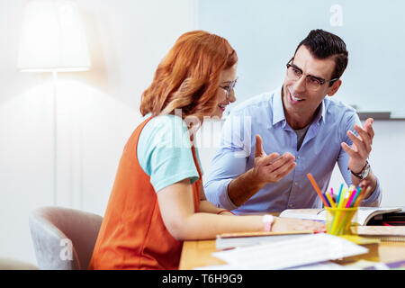 Positive fröhliche Menschen über ihr neues Projekt Stockfoto