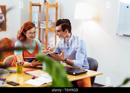 Positive nette Frau mit ein, eine einzelne Lektion Stockfoto