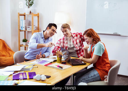 Nette junge Studenten Spaß gemeinsam begeistert Stockfoto