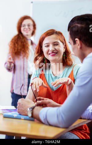 Freudige nette Frau in ein angenehmes Gespräch Stockfoto