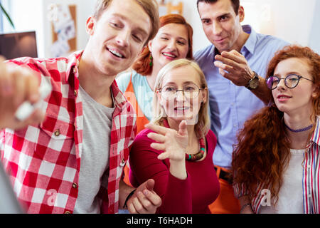 Positive nette Leute in eine engagierte Diskussion Stockfoto