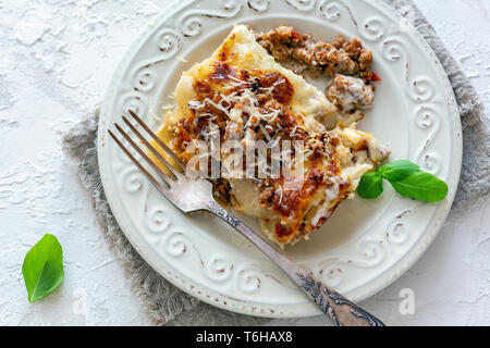 Traditionelle Cannelloni mit Hackfleisch, Tomaten und Sahne Soße. Stockfoto