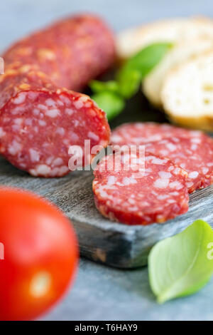 Scheiben Salami und Baguette. Stockfoto