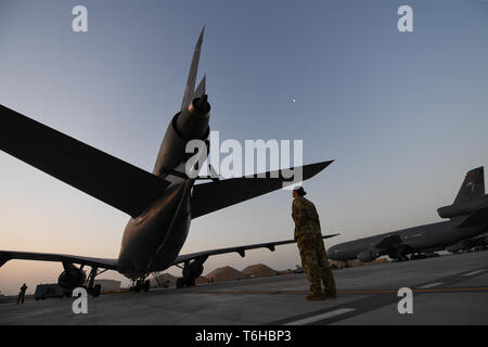 Ein US Air Force KC-10 Extender Flugingenieur der 908th Expeditionary Luftbetankung Geschwader zugewiesen führt vor dem Flug Kontrollen vor dem Start von der Al Dhafra Air Base, Vereinigte Arabische Emirate, 26. April 2019. Die KC-10 und seiner Besatzung durchgeführt die Luftbetankung für die erste Bekämpfung sortie der F-35 ein Blitz IIs der 4. Expeditionary Jagdgeschwader zugeordnet. (U.S. Air Force Foto: Staff Sgt. Chris Drzazgowski) Stockfoto