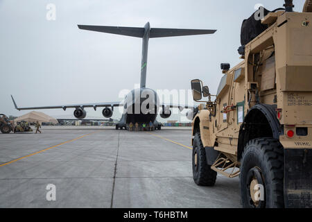 Us-Marines mit Counter-Unmanned Aerial Systems Loslösung, 2. Niedrige Höhe Air Defence Battalion, Special Purpose Marine Air Ground Task Force Krise Response-Central Befehl angehängt, Laufwerk a Marine Air Defence integriertes System aus der Flight Line in Südwestasien, 15. April 2019. 2 LAAD Bataillon eine Enge in niedriger Höhe, Oberfläche-zu-air Waffen Brände in Verteidigung der Vorwärts Kampfzonen und die Installationen in der zentrale Bereich der Operationen. (U.S. Marine Corps Foto von Cpl. Alina Thackray) Stockfoto