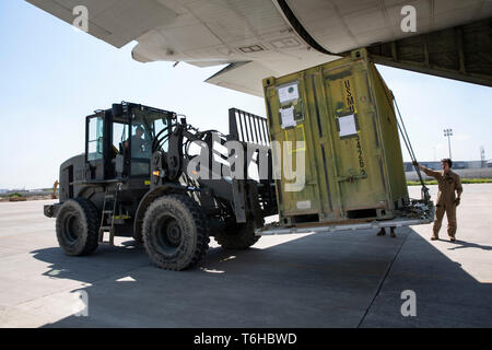 Us-Marines mit Marine Antenne Refueler Transport Squadron 352, Special Purpose Marine Air Ground Task Force Krise Response-Central Befehl angehängt, und US-Flieger mit 20 Expeditionary Special Operations Squadron offload Ladung von einer KC-130J Hercules unterstützen 2. niedriger Höhe Air Defence Battalion in Südwestasien, April 9, 2019. Die SPMAGTF-CR-CC ist entworfen, um schnelle und präzise zu bewegen Operationen im gesamten Nahen und Mittleren Osten zu unterstützen. (U.S. Marine Corps Foto von Cpl. Alina Thackray) Stockfoto