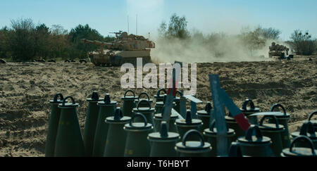 Soldaten aus Alpha Batterie, 1.BATAILLON, 5 Artillerie Regiment, 1st Armored Brigade Combat Team, 1.Infanterie Division stoppen, um Ihre M109 Haubitzen in Vorbereitung für eine Live Fire Training in einem Bereich in der Nähe von Torun, Polen am 16 April, 2019 Nachschub. Stockfoto