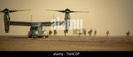 Us-Marines mit Charlie Company, 1st Battalion, 7th Marines, Special Purpose Marine Air Ground Task Force Krise Response-Central Befehl angehängt, aussteigen, ein MV-22 Osprey während eines taktischen Recovery von Flugzeugen und Personal Übung im Camp Buehring, Kuwait, 28. April 2019. Die SPMAGTF-CR-CC ist ein mehrere Force Provider entwickelt, Boden-, Logistik- und Luft-Funktionen im gesamten zentralen Befehl Verantwortungsbereich zu beschäftigen. (U.S. Marine Corps Foto von Sgt. Justin Huffty) Stockfoto