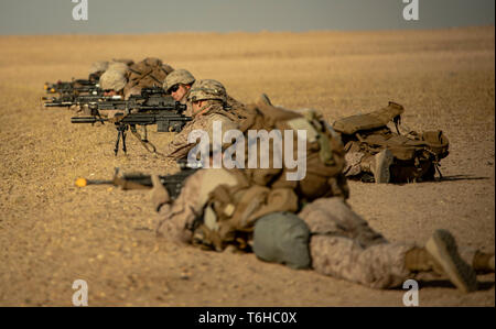 Us-Marines mit Charlie Company, 1st Battalion, 7th Marines, Special Purpose Marine Air Ground Task Force Krise Response-Central Befehl angeschlossen ist, führen Sie eine taktische Verwertung von Flugzeugen und Personal Übung im Camp Buehring, Kuwait, 28. April 2019. Die SPMAGTF-CR-CC ist ein mehrere Force Provider entwickelt, Boden-, Logistik- und Luft-Funktionen im gesamten zentralen Befehl Verantwortungsbereich zu beschäftigen. (U.S. Marine Corps Foto von Sgt. Justin Huffty) Stockfoto