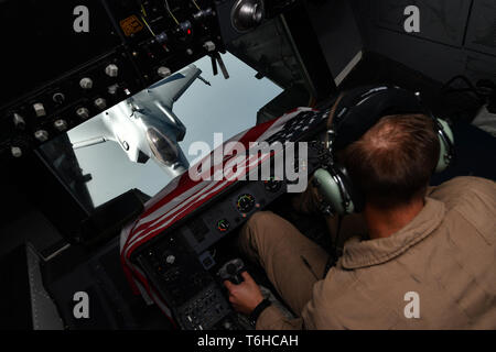 Ein US Air Force KC-10 Extender Boom Operator tankt ein F-35A Lightning II vor einem unbekannten Ort, 30. April 2019. Die KC-10 und seiner Besatzung wurden beauftragt, die Luftbetankung Operationen für die F-35 eine der ersten Verbot während der Eröffnungs-Bereitstellung zu den Bereich der US Air Forces Central Command der Verantwortung zu unterstützen. (U.S. Air Force Foto: Staff Sgt. Chris Drzazgowski) Stockfoto