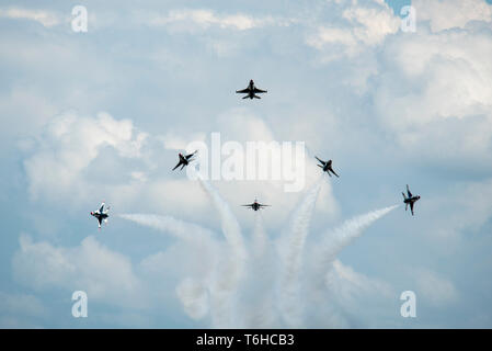 Die Thunderbirds führen Sie die Delta Burst Manöver während der Flügel über Wayne Airshow, XX. April, 2019, bei Seymour Johnson Air Force Base, North Carolina. Die Thunderbirds demonstriert die Vielseitigkeit der F-16 Fighting Falcon durch Luftakrobatik, Präzision Formationen und High-Speed-Betrieb während ihrer Performance. (U.S. Air Force Foto von älteren Flieger Miranda A. Loera) Stockfoto