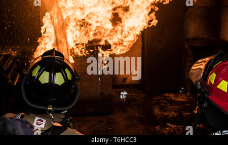 Bauingenieur 436th Squadron Feuerwehrmänner Feuer in einer kontrollierten Übung an der strukturellen brennen Training Service April 26, 2019, in Dover Air Force Base, Del der US Air Force erfordert Feuerwehrmänner in die Ausbildung mindestens einmal pro Jahr zu beteiligen. (U.S. Air Force Foto von älteren Flieger Christopher Wachtel) Stockfoto