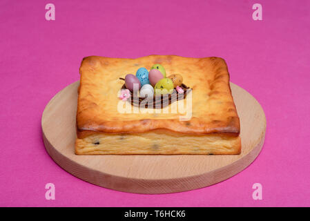Torte mit Schokolade nest Eier und Süßigkeiten Stockfoto