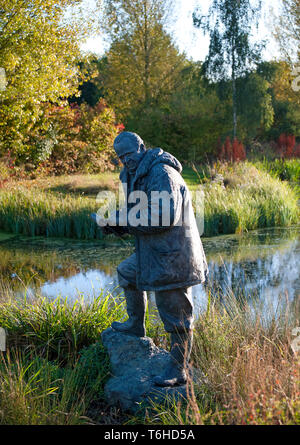 Eine Statue von Sir Peter Scott (1909-1989), der conservationalist und Gründer der Wildvogel und Feuchtgebiete Vertrauen, an der WWT London Wetland Centre Stockfoto