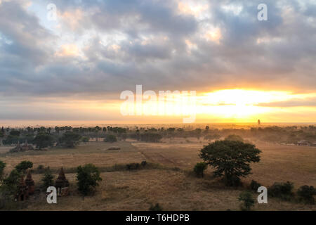 Blick auf den Tempeln, Stupas und Payas von Bagan, Myanmar Stockfoto