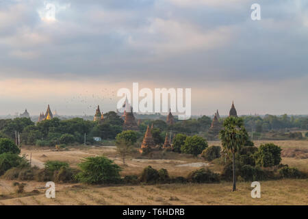 Blick auf den Tempeln, Stupas und Payas von Bagan, Myanmar Stockfoto