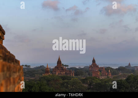 Blick auf den Tempeln, Stupas und Payas von Bagan, Myanmar Stockfoto