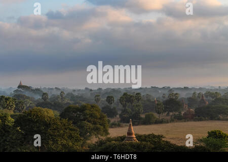 Blick auf den Tempeln, Stupas und Payas von Bagan, Myanmar Stockfoto