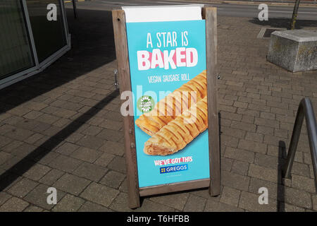 Greggs vegan Wurstbrötchen Werbung außerhalb einer Niederlassung in Stratford-upon-Avon, Warwickshire, Großbritannien am 1. Mai 2019. Stockfoto