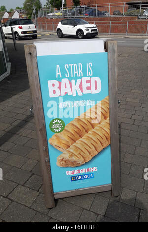 Greggs vegan Wurstbrötchen Werbung außerhalb einer Niederlassung in Stratford-upon-Avon, Warwickshire, Großbritannien am 1. Mai 2019. Stockfoto