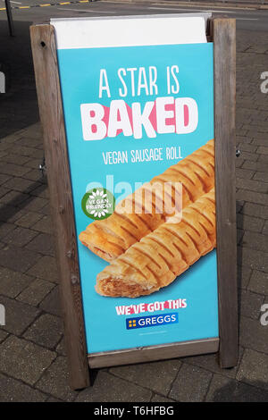 Greggs vegan Wurstbrötchen Werbung außerhalb einer Niederlassung in Stratford-upon-Avon, Warwickshire, Großbritannien am 1. Mai 2019. Stockfoto