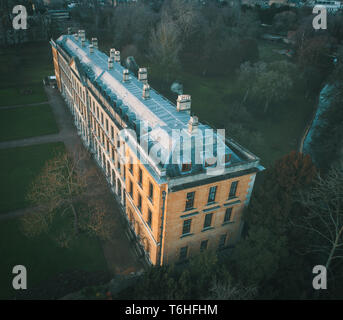 Antenne Schrägansicht der neuen Gebäude der Magdalen College, Oxford, farbenfroh in den späten Nachmittag Winter Sonne beleuchtet Stockfoto