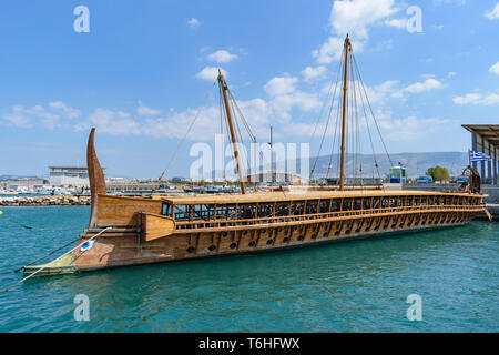 Marina Flisvos, Athen - 24. März 2019: trireme Olympias griechischen Alten Schlachtschiff Replik Stockfoto