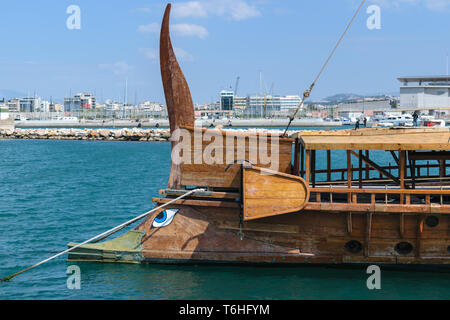 Marina Flisvos, Athen - 24. März 2019: trireme Olympias griechischen Alten Schlachtschiff Replik Stockfoto