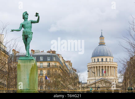 Blick auf den Pantheon, einem berühmten Gebäude im Quartier Latin in Paris, Frankreich, und die Statue des griechischen Thema Stockfoto