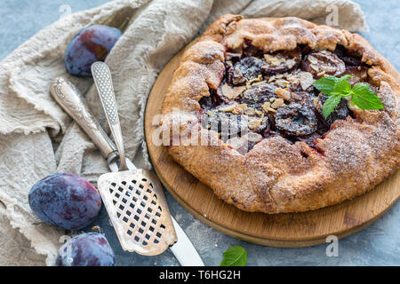 Obst Kuchen mit Pflaumen, Mandelflocken und Minze. Stockfoto