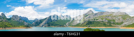 Panoramablick od Stausee in den Bergen der Picos de Europa. Kantabrischen, Riano, Provinz Leon. Kastilien und León, Nordspanien Stockfoto