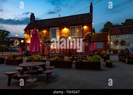 Während die blaue Stunde der Abend recht und Lite, Stratford-upon-Avon, Warwickshire, West Midllands, Großbritannien Stockfoto