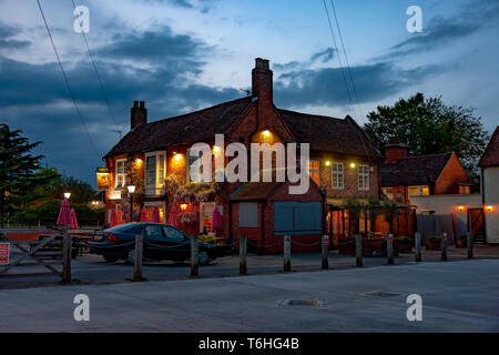 Während die blaue Stunde der Abend recht und Lite, Stratford-upon-Avon, Warwickshire, West Midllands, Großbritannien Stockfoto