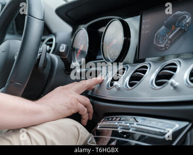 Mann testen Weitere car control Luxury Car Stockfoto