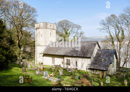 Kleine ländliche 14. Jahrhundert normannische Kirche des Hl. Illtyd mit battlemented Tower auf der Halbinsel Gower, Oxwich, West Glamorgan, South Wales, UK, Großbritannien Stockfoto