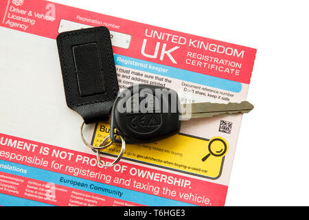 DVLA Vereinigtes Königreich Fahrzeugschein für Fahrzeughalter und ein Auto Schlüssel isoliert auf Weiss. England, Großbritannien, Großbritannien Stockfoto