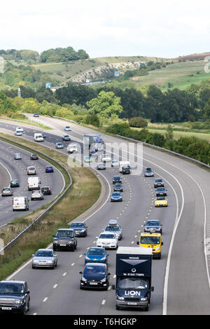 Der viel befahrenen Autobahn M3 schneidet durch Twyford Down in der Nähe von Winchester in Hampshire England circa 2012. Stockfoto