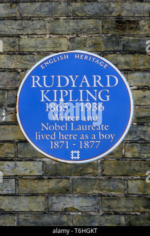 English Heritage Blue Plaque zu Rudyard Kipling in Portsmouth, England. Stockfoto